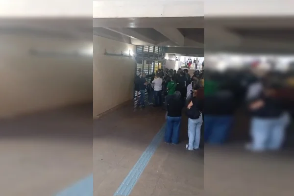 Estação com as portas fechadas