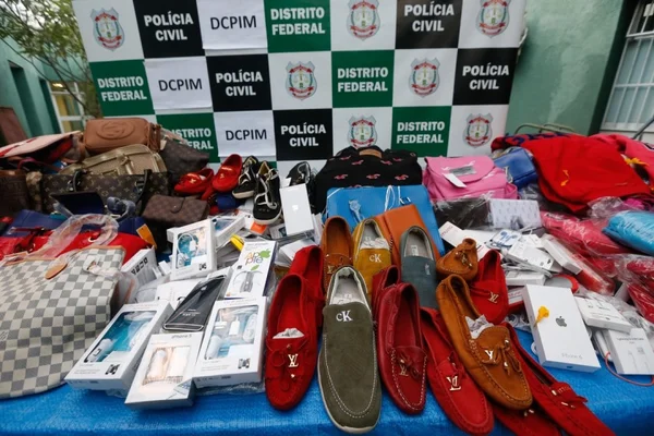 Novo rapa na Feira dos Importados encontra milhares de produtos piratas