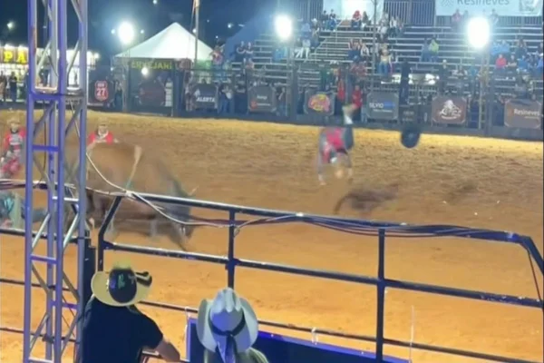 Salva-vidas de rodeio 'voa' após ser chifrado por touro durante montaria em Itapeva, SP