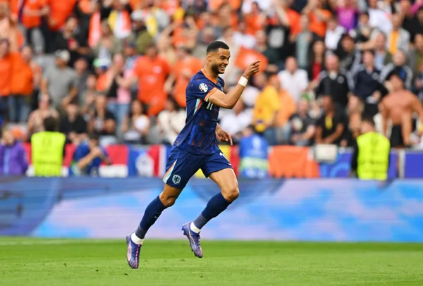 Imagem colorida de Gakpo com a camisa da Holanda- Metrópoles