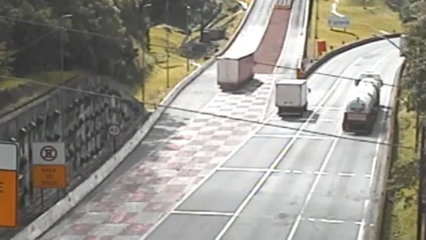 Foto colorida de caminhão que perdeu freio em área de escape - Metrópoles