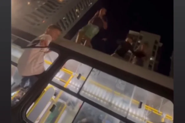 Imagem colorida de vândalos "surfando" em ônibus, em Recife - Metrópoles