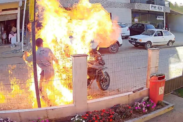 Imagem colorida, Mãe de homem que ateou fogo na própria moto precisou ser intubada - Metrópoles