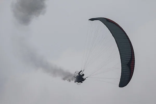 Piloto de paramotor se acidenta no Gama e é resgatado pelo CBMDF
