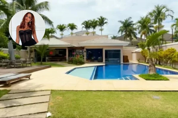 Na imagem, uma casa com piscina e um gramado verde - Metrópoles