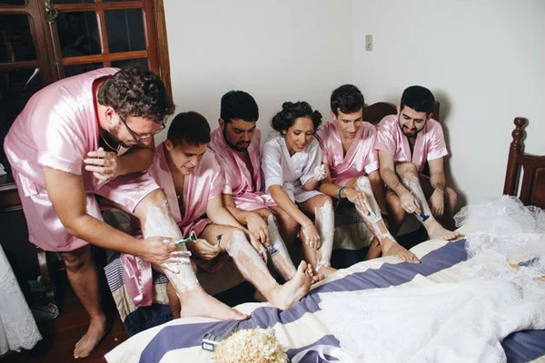Noiva faz ensaio fotográfico hilário com amigos no lugar das madrinhas - destaque galeria