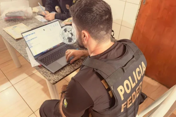 Imagem colorida de agente da PF durante operação contra crimes sexuais