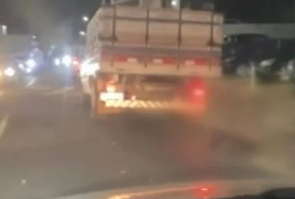 PM apura se houve omissão em caso de cachorro arrastado por caminhão
