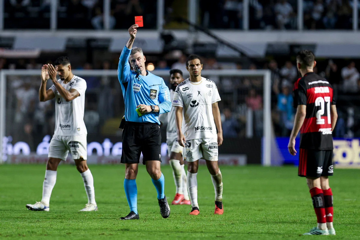 Jorginho detona Anderson Daronco após expulsão: "Pior cenário possível" Jorginho detona Anderson Daronco após expulsão: "Pior cenário possível"