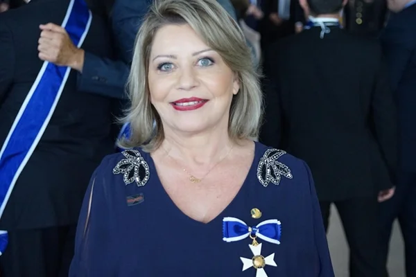 Senadora do PSL cassada por caixa 2 é condecorada por Bolsonaro