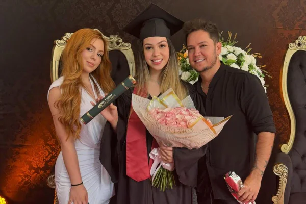 Foto colorida de Melody, Bella Angel e o pai - Metrópoles