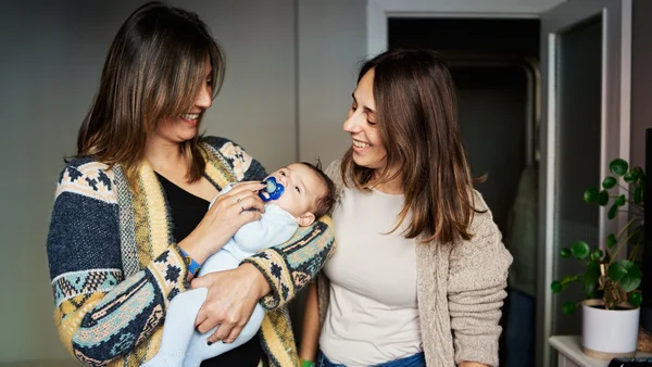 Virou vovó, vovô, tio ou tia? Veja cuidados na hora de visitar um bebê