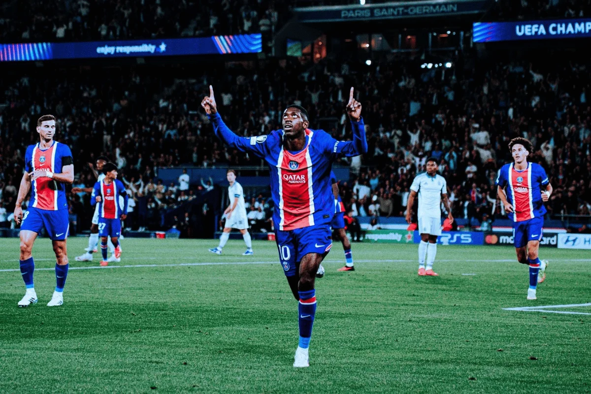 Dembélé comemora gol do PSG contra o Slovan Bratislava Dembélé comemora gol do PSG contra o Slovan Bratislava