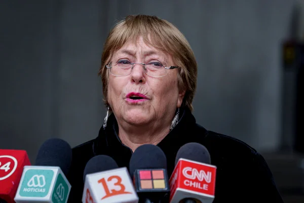 Imagem colorida mostra a ex-presidente do Chile Michelle Bachelet - Metrópoles