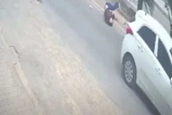 Vídeo: mulher salta de carro após ser mantida refém por sequestrador