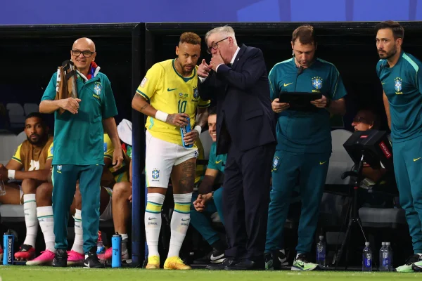 Foto colorida de Carlo Ancelotti e Neymar - Metrópoles