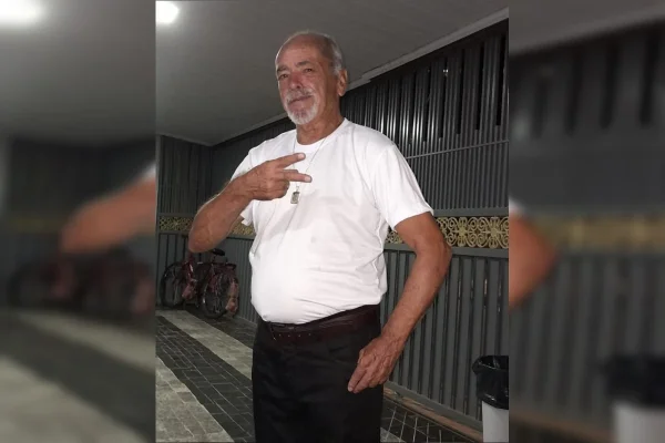 Foto colorida de Pascoal usando camisa branca e calça preta