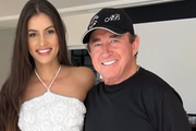 Amado Batista e Calita Franciele posam juntos e sorridentes