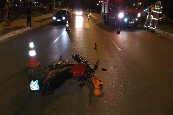DF: jovem em motocicleta morre ao bater cabeça em placa de trânsito