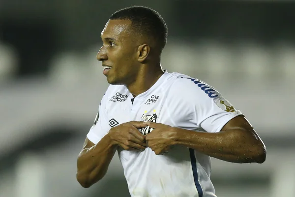 Santos repudia narrador que usou termo “crioulinho” para Lucas Braga