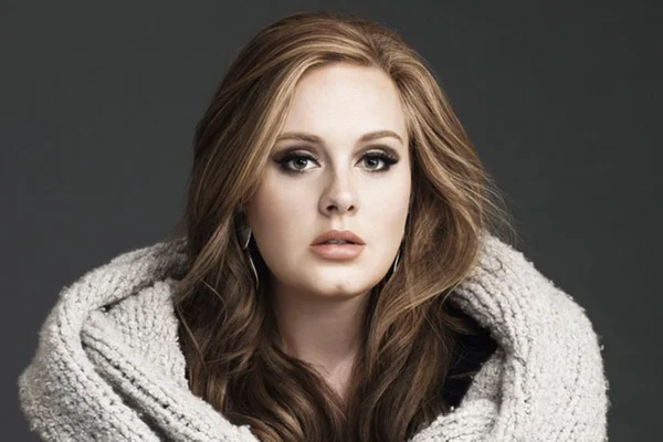 Adele faz mistério e rumores sobre álbum de retorno ganham força
