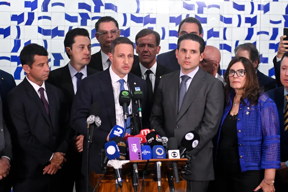 PT e PL negociam solução para um dos impasse no PL Antifacção 1 Hugo Motta e o relator do projeto, deputado Guilherme Derrite, concederam coletiva de imprensa sobre o Marco Legal de Combate ao Crime Organizado.