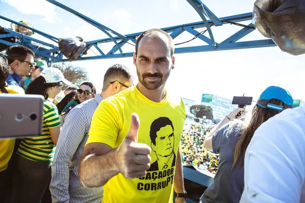 Eduardo Bolsonaro se diz disposto a deixar mandato para ser embaixador