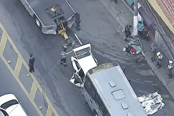 Imagem aérea de batida entre carro e ônibus - Metrópoles