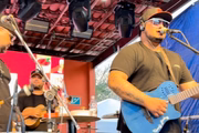 Alexsander se apresenta tocando samba em Ribeira do Pombal Alexsander se apresenta tocando samba em Ribeira do Pombal