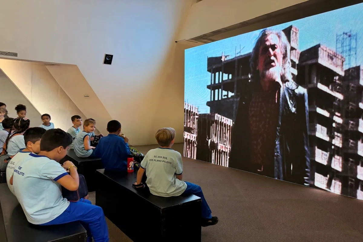 Alunos percorreram todo o Museu Nacional Alunos percorreram todo o Museu Nacional