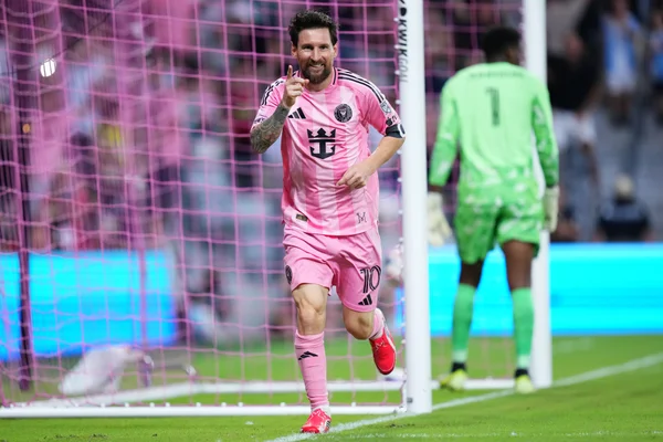 Após despedida da Argentina, Messi faz dois gols e chega a 934 na carreira