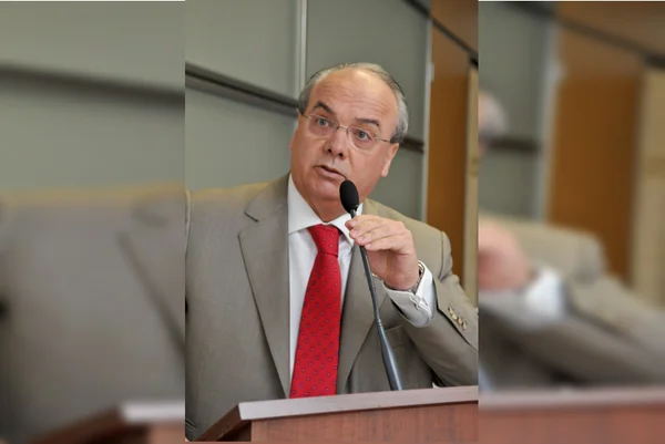 Quem é o empresário endividado que negocia compra do Ceub
