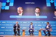 O governador Tarcísio de Freitas e o prefeito Ricardo Nunes participam de evento do Esfera, em SP