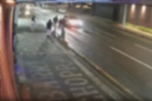 Imagem colorida mostra Mulher é jogada na rua por seguranças e morre atropelada no Paraná - Metrópoles