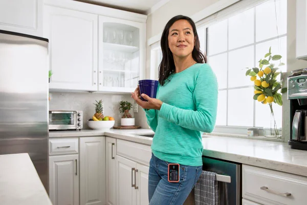 Foto colorida de uma mulher tomando café - Metrópoles