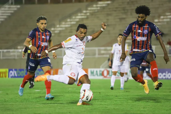 Tombense e jogadores do Bahia