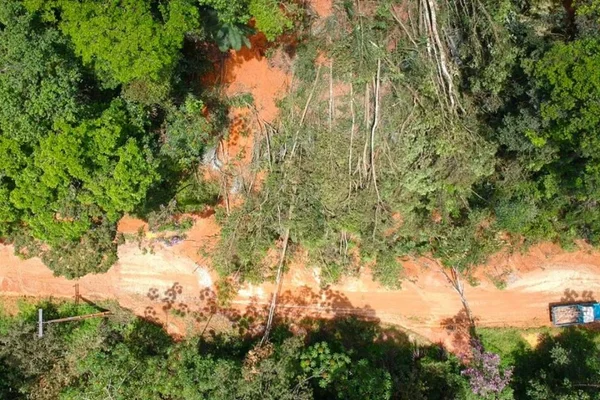 Foto colorida de deslizamento de terra em rodovia o interior de São Paulo