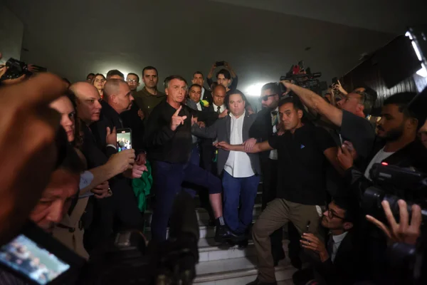 Ex-presidente Jair Bolsonaro mostra a tornozeleira eletrônica para a imprensa na saída do Congresso Nacional Metropoles