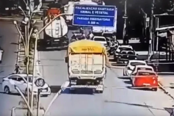 Vídeo: motociclista é empurrado e morre atropelado por caminhão em GO