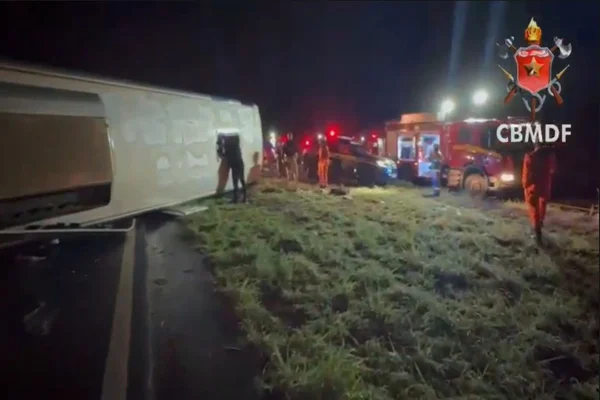 Veja o que disse motorista de ônibus que bateu em guincho na BR-020