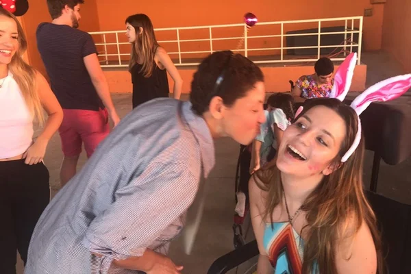 Estudante usa dinheiro da venda de bombons para dar festa em abrigo