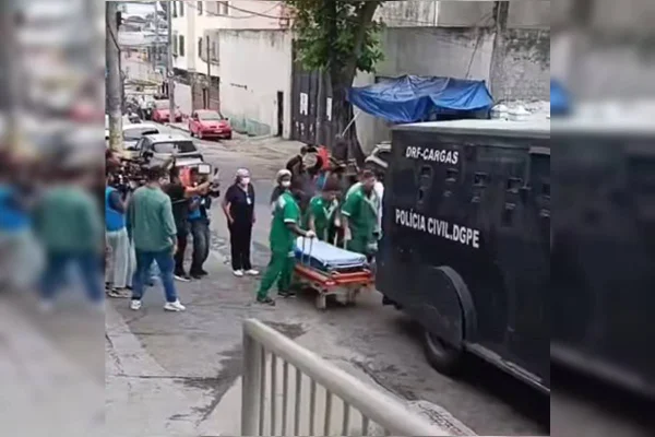 Complexo do Alemão vira campo de guerra em megaoperação com 2.500 policiais