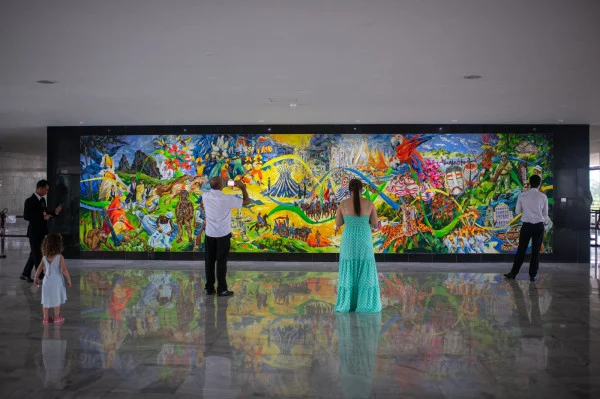 Slogan de campanha de Bolsonaro é removido de obra no Planalto