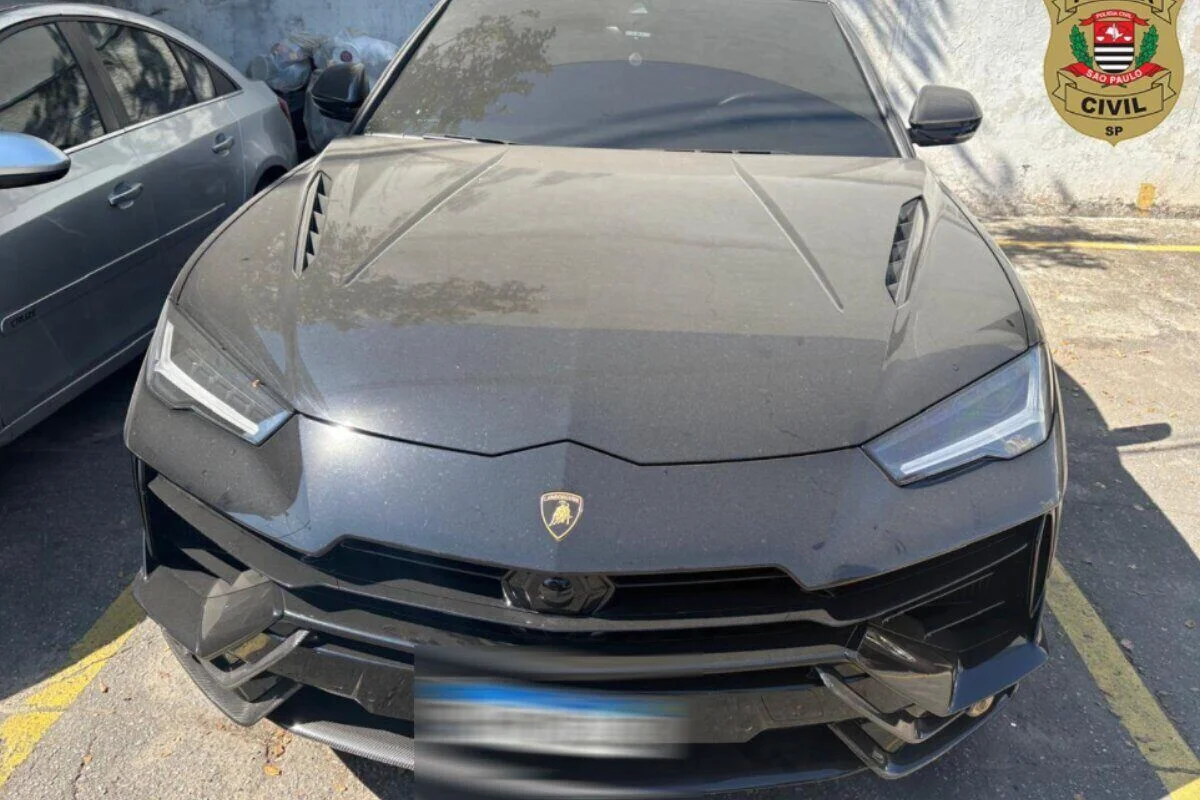 Influenciadora postava fotos com carros de alto valor Influenciadora postava fotos com carros de alto valor