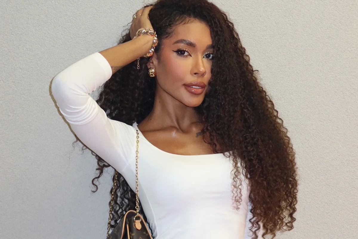 Giovanna Jacobina posa de cabelos soltos e look branco Giovanna Jacobina posa de cabelos soltos e look branco