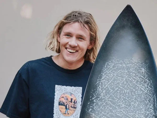 Foto colorida do surfista australiano Kai McKenzie, de 23 anos - metrópoles