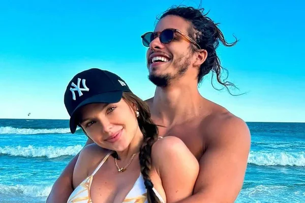 foto colorida de Ricky Tavares e Carol Bresolin abraçados em praia - Metrópoles