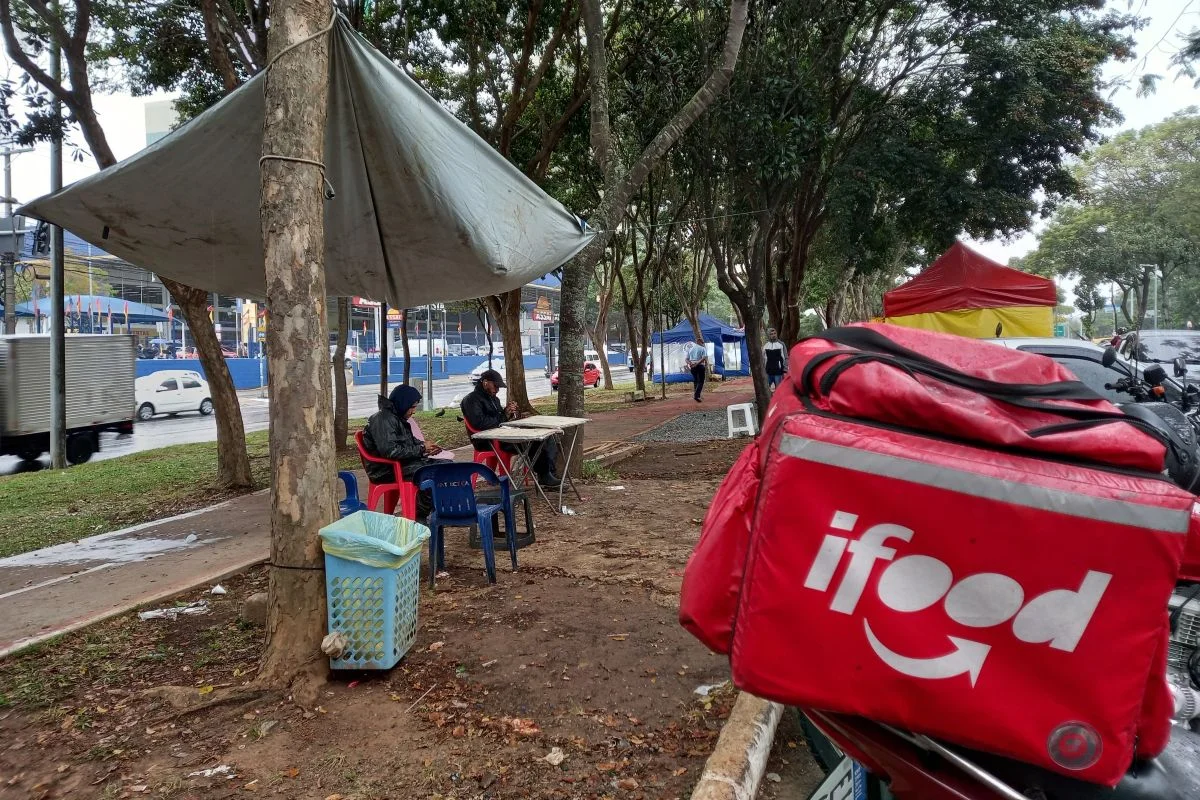 Entregadores em frente ao SP Market, em São Paulo Entregadores em frente ao SP Market, em São Paulo