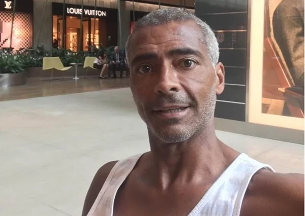 Após terminar com estudante de 22 anos, Romário é visto com outra