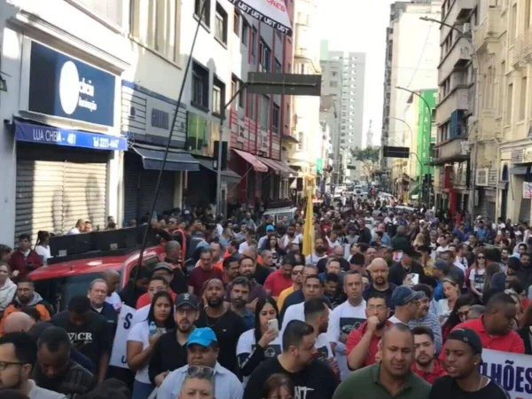 Foto colorida mostra manifestantes em protesto no centro de SP